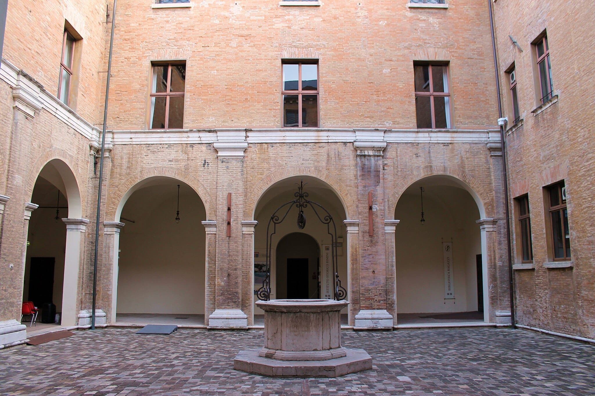 Il cortile della Biblioteca Civica Gambalunga di Rimini
