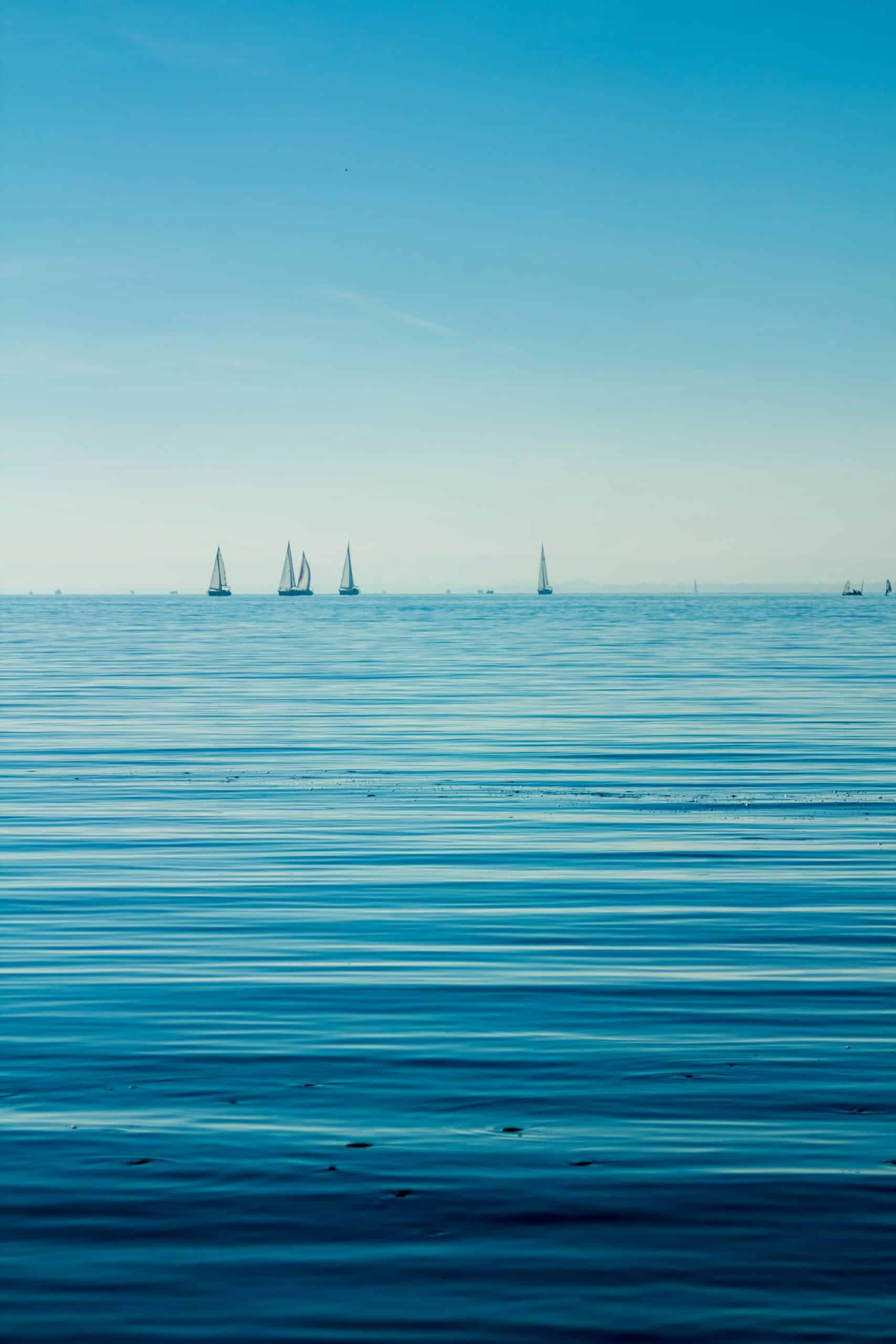 Barche a vela stanno navigando lungo la costa di Rimini