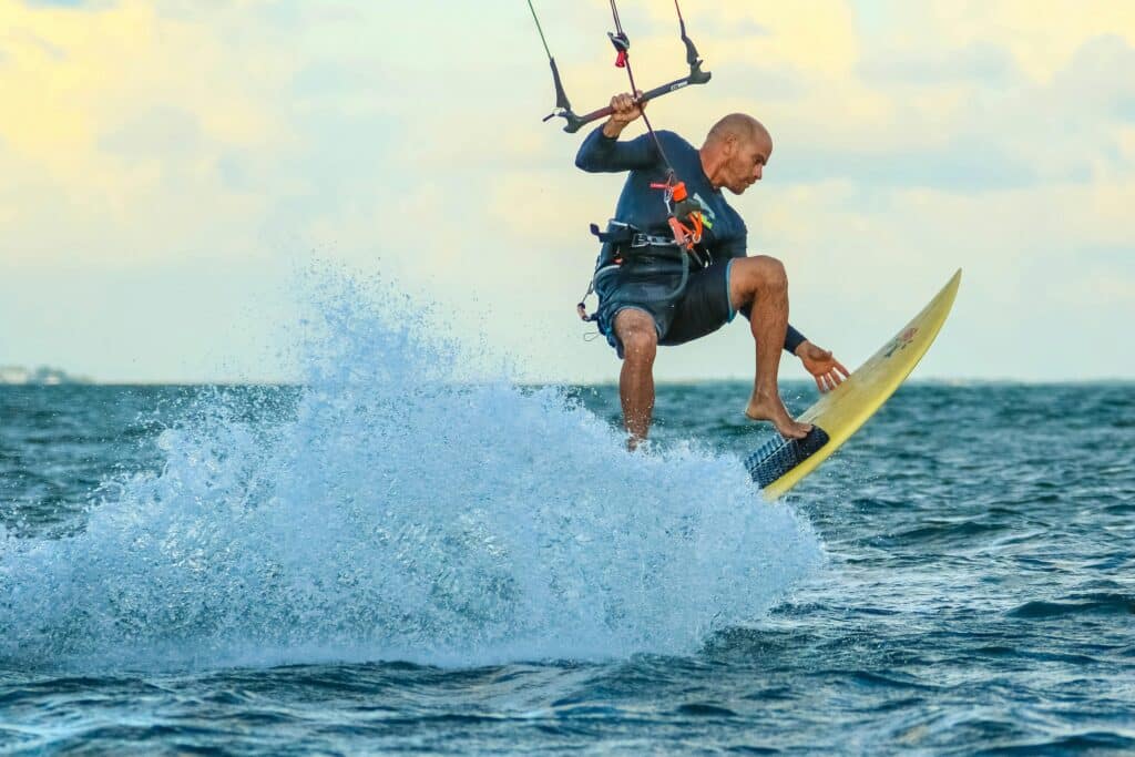 Kitesurfer in azione sulla spiaggia di Bellariva a Rimini