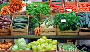 Au marché, vous trouvez des fruits et légumes des producteurs locaux.